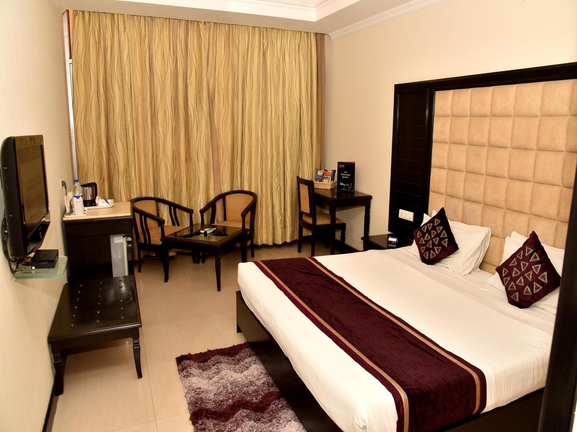 Oyo Premium Sector 43 B 3*