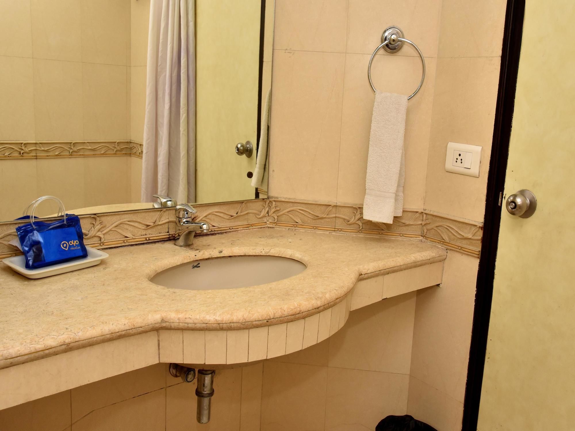 Hotel Oyo Premium Sector 43 B 3*